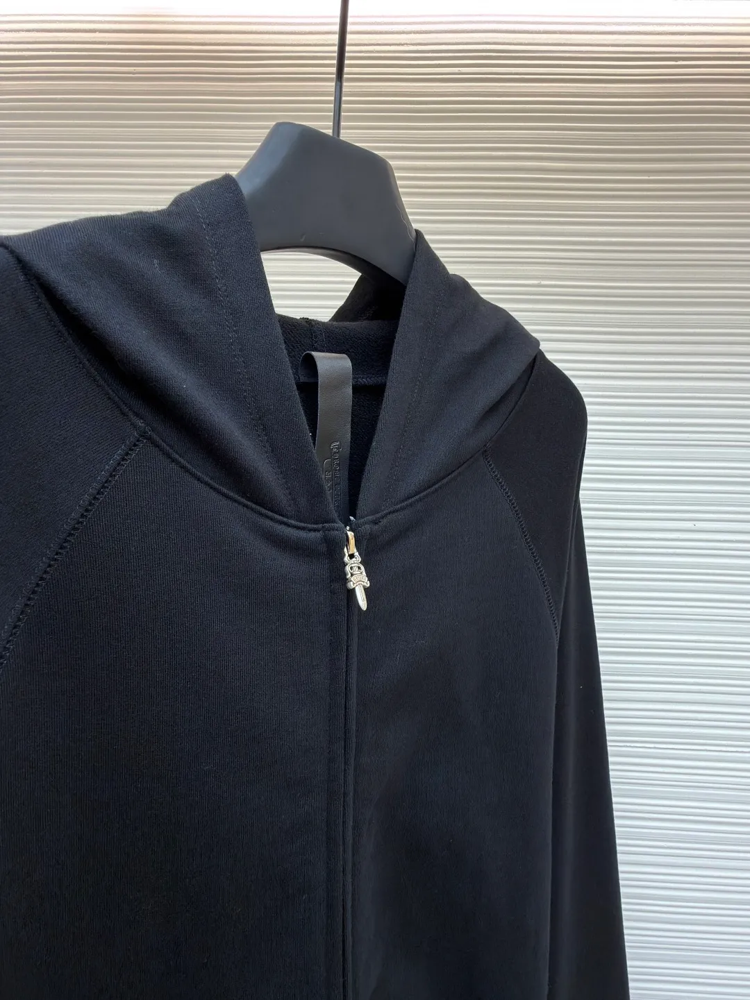 Chrome Hearts solid color hooded embroidered letter sweatshirt ●Original version: purchased and developed by 22939 ●Item number: 1682378-B15 ●Fabric: combed cotton fabric ●Technology: embroidery production ●Color: black ●Version: loose fit ●Weight: about 885 grams ●Size: S-M-L ●Description: This Crow Heart solid color hooded embroidered sweatshirt is made of 420g heavyweight pure cotton terry fabric. It has been processed by enzyme washing process. The fabric is soft and skin-friendly and not easy to deform and pill. It is also pre-shrunk and the size is stable after washing. The body is designed with raglan sleeves, which is ergonomically designed and allows movement without any restriction. The hooded part has a built-in double-layer drawstring, and the rope head is made of metal, which is thick and wear-resistant. The front placket uses a YKK customized zipper, which is smooth and easy to pull and has strong oxidation resistance. The letter logo on the chest adopts imported embroidery technology, using high-gloss embroidery thread, with a stitch density of 15 stitches/cm, and the pattern is three-dimensional and clear without skipping lines. The kangaroo pocket is cut in one piece, and the edges are reinforced with double-needle stitching. The ribbed fabric on the cuffs and hem is custom-woven and high-elastic, which will not loosen after long-term wear. The overall seams are combined with flat stitching and overlocking. The details show the brand's hard-core craftsmanship and street style. The overall wiring is straight and delicate, the fabric is comfortable and soft, and the color is consistent without color difference. It can be matched with the same style to create a fashionable look and control various occasions. Customized accessories, complete with three standards, same style for men and women!
